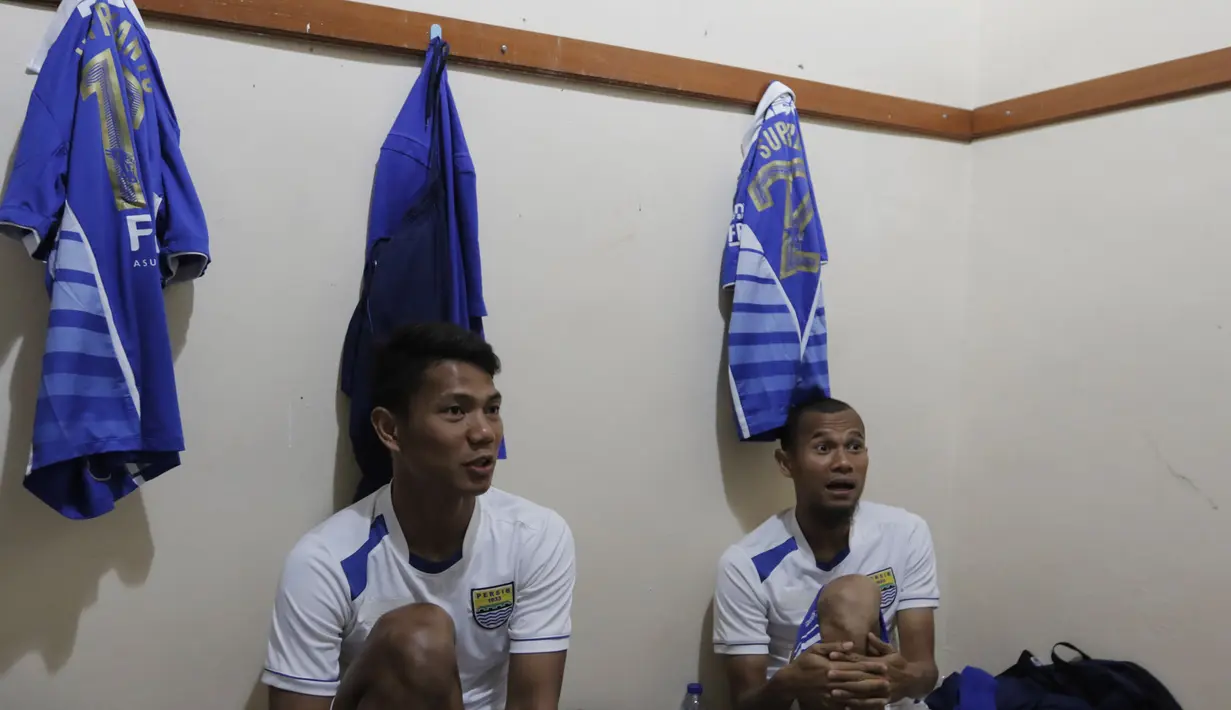 Bek Maung Bandung, Ahmad Jufriyanto dan Supardi Nasir berbincang santai jelang pertandingan semi final kedua Piala Presiden melawan Mitra Kukar di Stadion Si Jalak Harupat, Bandung, Sabtu (10/10/2015). (Bola.com/Vitalis Yogi Trisna)