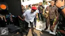 Menhan RI, Ryamizard Ryacudu (baju putih) memeriksa Bus Protected Mobility di Markas Komando Pasukan Khusus di Cijantung Jakarta, Rabu (2/9/2015). Sidak terkait inventarisir kelengkapan alutsista yang dimiliki TNI. (Liputan6.com/Helmi Fithriansyah)