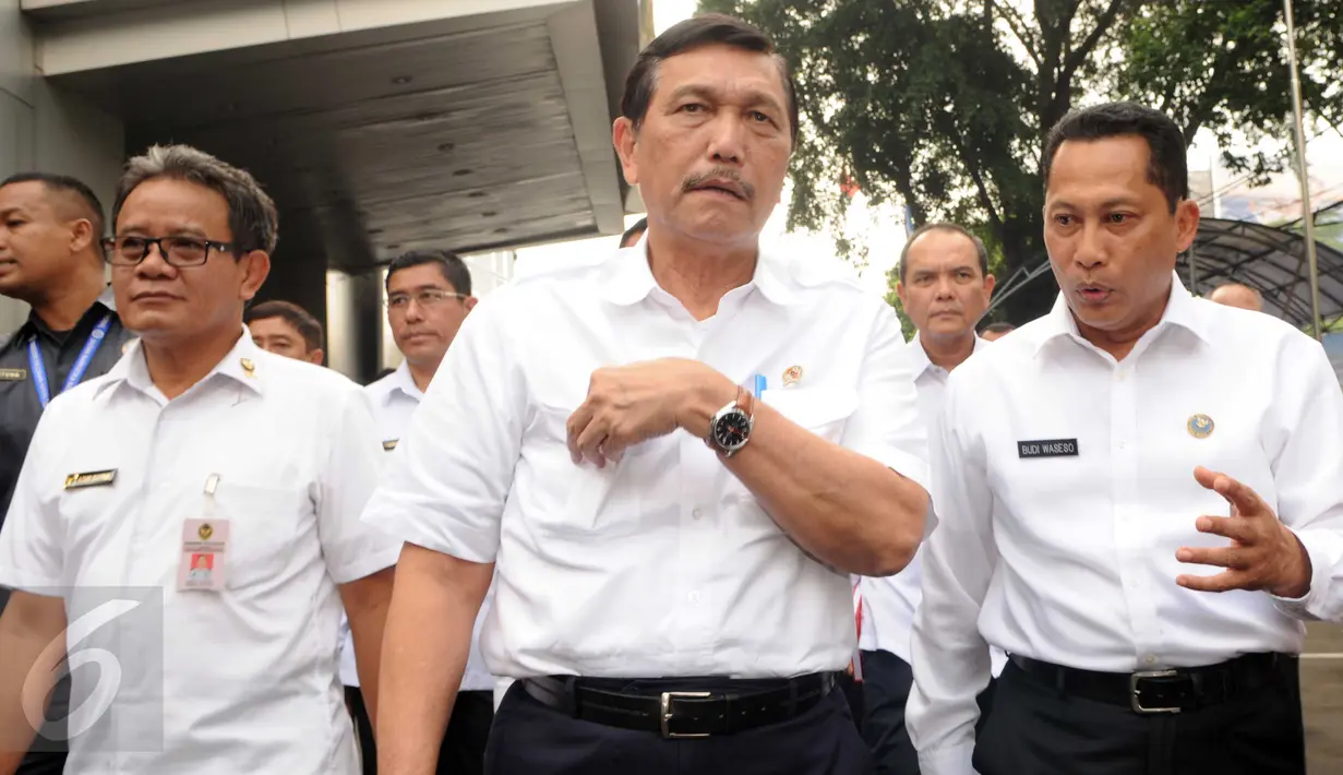Kepala BNN Budi Waseso (kanan) menemani Menkopolhukam Luhut Binsar Pandjaitan (tengah) melihat fasilitas BNN, Jakarta, Kamis (10/3/2016). Luhut menilai, fasilitas lembaga BNN cukup memprihatinkan. (Liputan6.com/Helmi Afandi)
