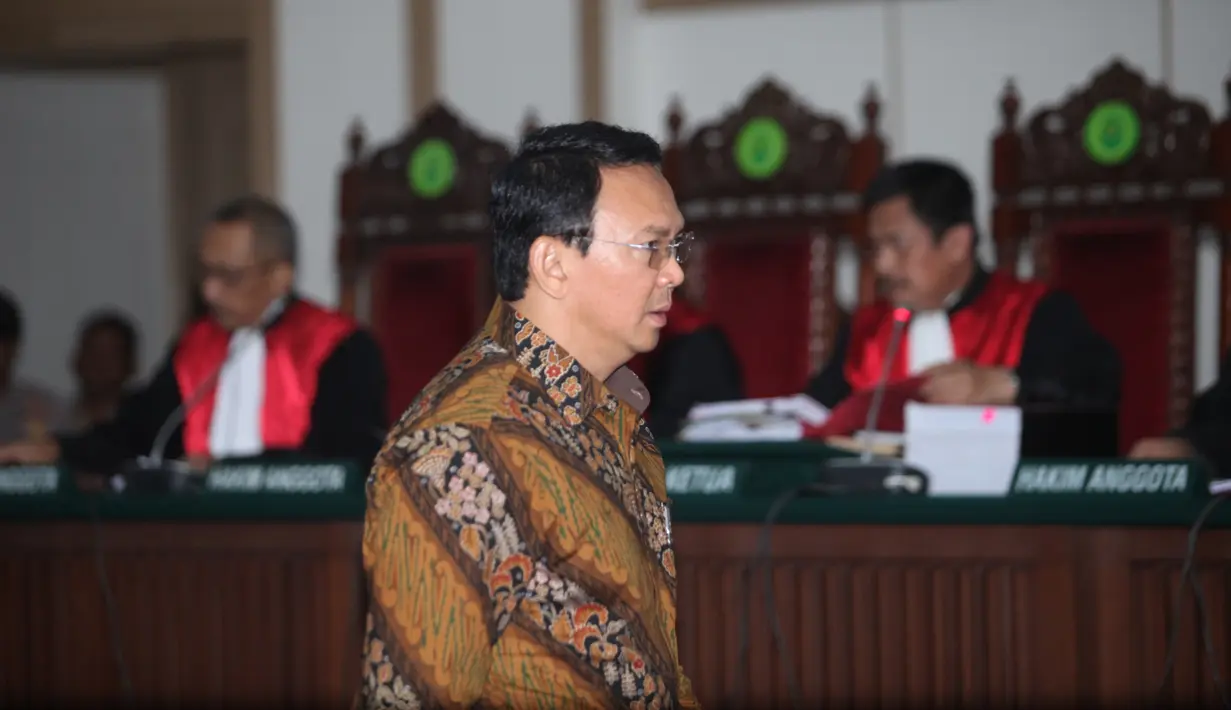 Terdakwa Basuki Tjahaja Purnama atau Ahok menjalani sidang lanjutan kasus dugaan penodaan agama di Auditorium Kementan, Jakarta, Selasa (21/2). JPU menghadirkan empat saksi ahli dalam sidang ke sebelas hari ini. (Liputan6.com/Yuniadhi Agung/Pool)