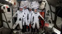 4 astronaut NASA dalam misi Crew-3 menggunakan pesawat luar angkasa SpaceX Crew Dragon untuk kembali pulang ke Bumi, hingga tiba di dekat pantai Florida, Jumat (6/5/2022). Foto: NASA