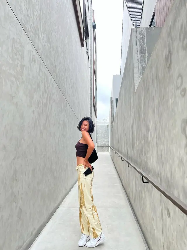 Inspirasi Outfit dan Makeup Warm Tone ala Shenina Cinnamon (Instagram/@sheninacinnamon)