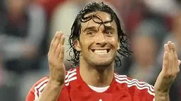 Aksi striker Bayern Muenchen asal Italia, Luca Toni di laga lanjutan Bundesliga melawan Bayer Leverkusen di Allianz-Arena, 12 Mei 2009. AFP PHOTO DDP / OLIVER LANG