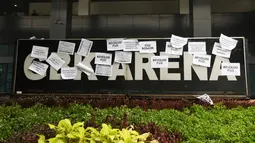 Suporter timnas Indonesia, Ultras Garuda, menempel kertas berisi protes di depan Kantor PSSI, GBK Arena, Senayan, Jakarta Pusat, Jumat (14/11/2025). (Bola.com/M Iqbal Ichsan)