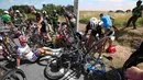 Sejumlah pebalap mengalami insiden kecelakaan saat babak ketiga Tour de France dari Anvers ke Huy di Belgia, Senin (6/7/2015). (REUTERS/Eric Gaillard)