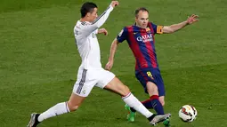 Penyerang Real Madrid, Cristiano Ronaldo berebut bola dengan gelandang Barcelona Andres Iniesta pada laga Liga Spanyol di Stadion Nou Camp, Senin (23/3/2015). Barcelona Menang 2-1 atas Real Madrid. (Reuters/Gustau Nacarino)