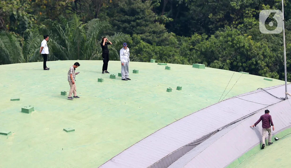 Petugas berada di dome Gedung Nusantara atau Gedung Kura-Kura, Kompleks Parlemen, Senayan, Jakarta, Kamis (19/5/2022). Dome Gedung Kura-Kura disebut sudah mengalami kerusakan seperti mengelupas, catnya mulai pudar, dan menyebabkan kebocoran sehingga dirasa perlu diperbaiki. (Liputan6.com/Angga Yuniar)