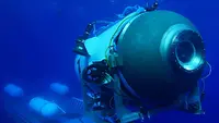 Ekspedisi OceanGate, menunjukkan peluncuran kapal selam Titan mereka dari sebuah platform. Tim penyelamat memperluas pencarian mereka di bawah air pada 20 Juni 2023, saat mereka berpacu dengan waktu untuk menemukan kapal selam wisata selam Titan yang hilang di dekat bangkai kapal Titanic dengan lima orang di dalamnya dan oksigen terbatas. (Dok: AFP)