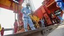 Pekerja Kereta Cepat Jakarta-Bandung (KCJB) menyelesaikan pemasangan girder box Casting Yard #1 di kawasan Jatibening Baru, Bekasi, Jawa Barat, Senin (27/6/2022). Sebelumnya, pemasangan girder box dari CY#1 arah Bandung sudah selesai pada 28 Mei 2021. (Liputan6.com/Faizal Fanani)