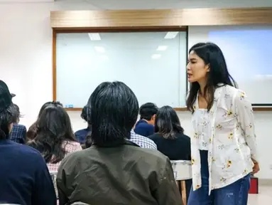 Dian Sastrowardoyo menjadi dosen tamu di almamaternya sendiri, Universitas Indonesia. Momen Dian Sastrowardoyo jadi dosen di UI ini curi perhatian karena gaya penampilannya yang anggun. Saat mengajar ia tak ragu untuk diskusi dan bertegur sapa dengan mahasiswa. (Liputan6.com/IG/therealdisastr)