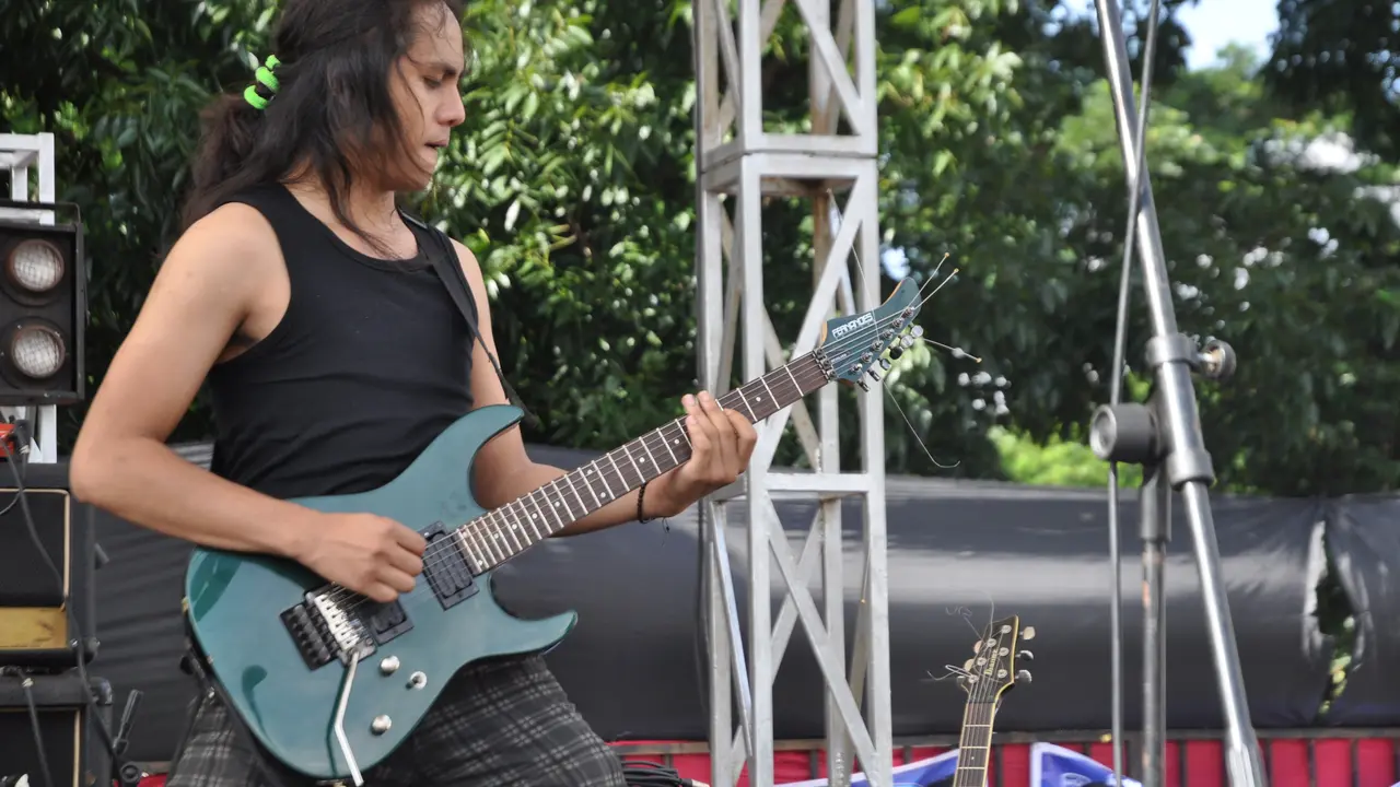 Wiratama, gitaris grup band Mahadewa bentukan Ahmad Dhani (ist)