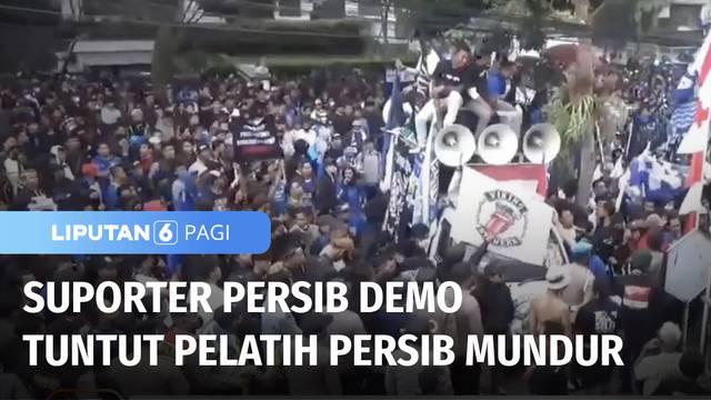 Ribuan bobotoh, suporter Persib Bandung kompak menggelar aksi demo di depan Gedung Graha Persib. Mereka kecewa terhadap Pelatih Persib, Robert Rene Albert dan meminta untuk dicopot karena dianggap tak becus dalam menangani Persib.