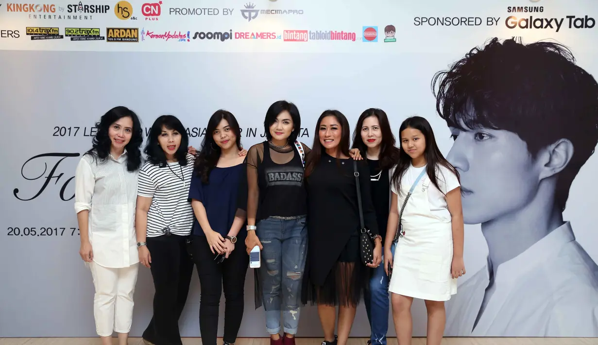 Seperti yang terlihat dalam foto, penggemar Lee Dong Wook terdiri dari berbagai kalangan usia, yakni mulai dari remaja sampai ibu-ibu yang penasaran melihat wajah tampan aktor Korea tersebut. (Nurwahyunan/Bintang.com)