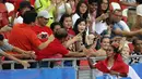 Triyaningsih disambut penonton. (Bola.com/Arief Bagus)