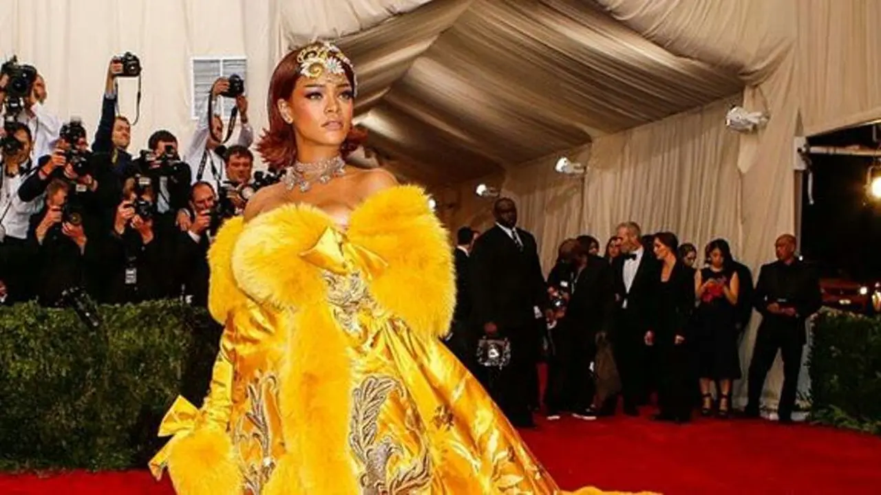 Cantiknya Rihanna di Met Gala 2015 dalam Balutan Gaun Telor Dadar