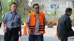Bupati Tulungagung nonaktif Syahri Mulyo (tengah) tiba di Gedung KPK, Jakarta, Selasa (2/10). Syahri diperiksa sebagai tersangka untuk pengembangan kasus dugaan suap dari pengusaha Susilo Prabowo. (Merdeka.com/Dwi Narwoko)