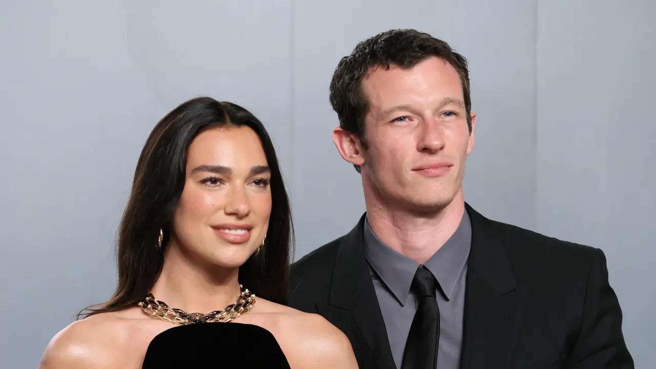 Dua Lipa dan Callum Turner. (Jean Baptiste Lacroix / AFP)