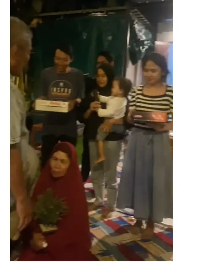 Momen Nenek Reka Ulang Adegan Nikah Ini Kocak, Sebab Dulu Anak-Cucu Tak Diundang