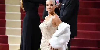 Kim Kardashian mengenakan gaun Marylin Monroe di Met Gala 2022. Kim Kardashian diketahui meminjam benda paling istimewa yang ada di Museum Ripley's Believe It Or Not, Orlando, yaitu gaun Marilyn Monroe rancangan khusus Jean-Louis untuk dikenakan pada ulang tahun Presiden John F. Kennedy di tahun 1962. Foto: Vogue.