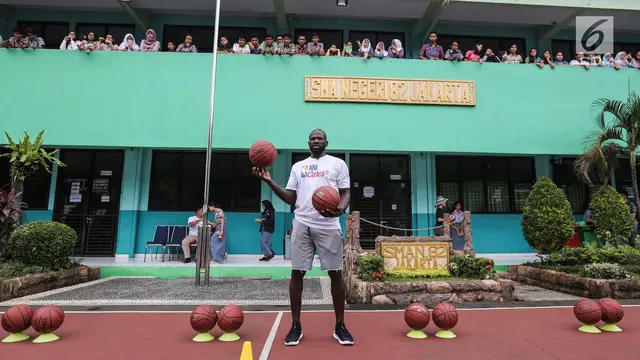 Mantan Raja Slam Dunk NBA Beri Coaching Clinic Pebasket SMA Jakarta