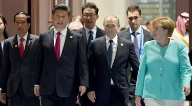 Presiden RI Joko Widodo, Presiden Prancis Francois Hollande, Presiden China Xi Jinping, Presiden Rusia Vladimir Putin, Kanselir Jerman Angela Merkel tiba untuk menghadiri upacara pembukaan KTT G20 di Hangzhou di Tiongkok, (4/9). (Setpres/Bey Machmudin)