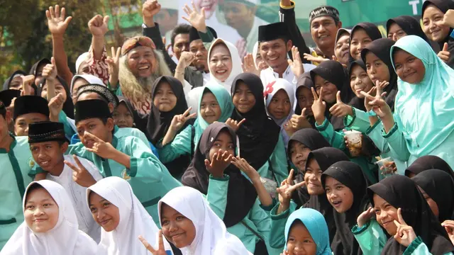 Santri peserta upacara dan Bupati Purbalingga bergembira dan berfoto bersama usai upacara Hari Santri Nasional atau HSN 2019 di Purbalingga. (Liputan6.com/Humas Protokol PBG/Muhamad Ridlo)