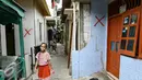 Rumah warga yang akan dibongkar diberikan tanda silang, Jakarta, Rabu (30/3/2016). Sebanyak 310 rumah dan 347 kios di pasar ikan penjaringan akan dibongkar pihak Pemprov DKI. (Liputan6.com/Yoppy Renato)