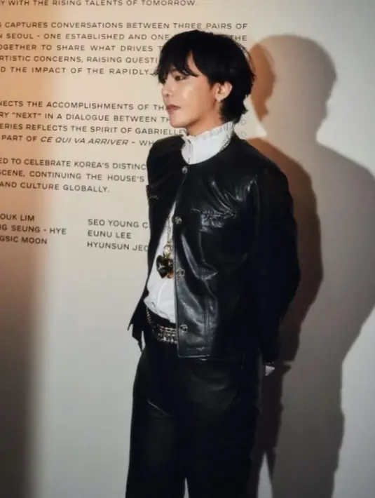 G-Dragon adalah se;eb Korea yang paling awal bergabung sebagai brand ambassador Chanel. Dalam event ini, dia mengenakan kemeja putih yang dipadukan dengan jaket kulit hitam. (Foto: Instagram/ xxxibgdrgn)