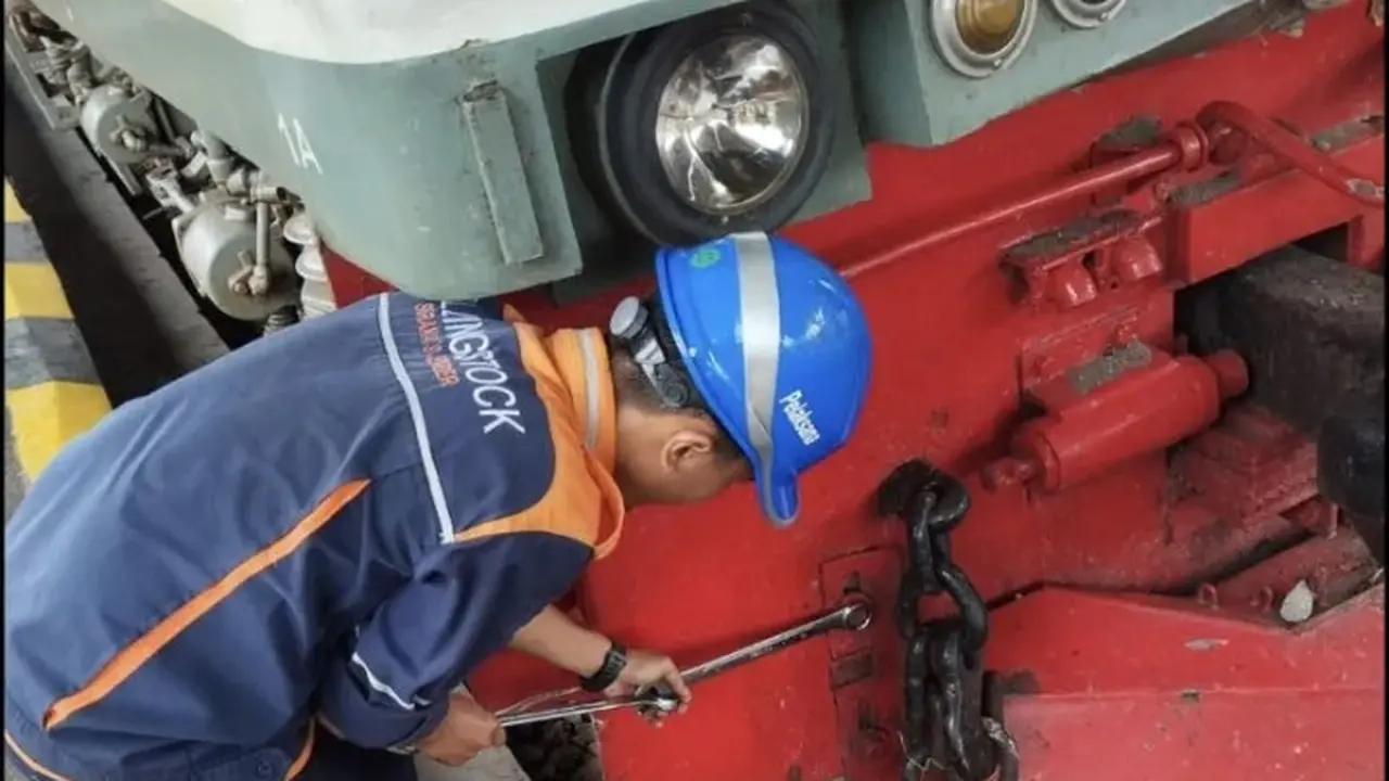 Petugas PT KAI Daop 9 Jember memeriksa lokomotif Kereta Api Logawa setelah terjadi insiden tertabraknya dump truk di salah satu perlintasan sebidang di Jember (Istimewa)