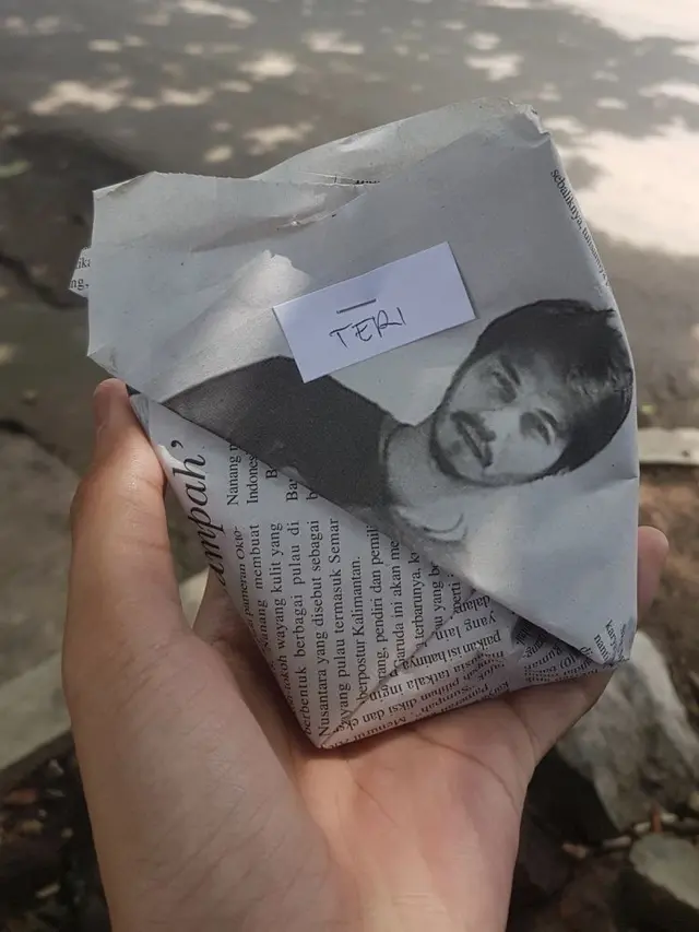 6 Potret Bungkus Makanan dengan Foto Seleb Ini Bikin Tawa Pecah