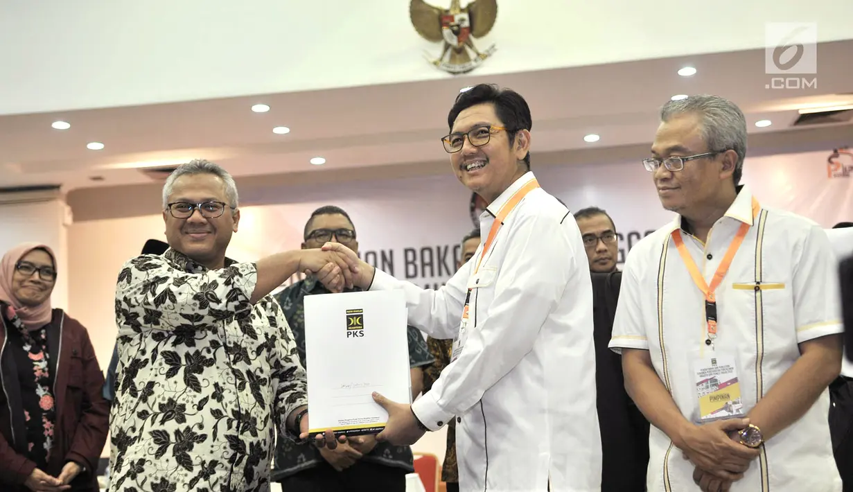 Sekjen PKS Mustafa Kamal (kedua kanan) menyerahkan berkas bakal caleg ke Ketua KPU Arif Budiman di Gedung KPU, Jakarta, Selasa (17/7). PKS daftarkan 538 bakal caleg. (Merdeka.com/Iqbal S Nugroho)