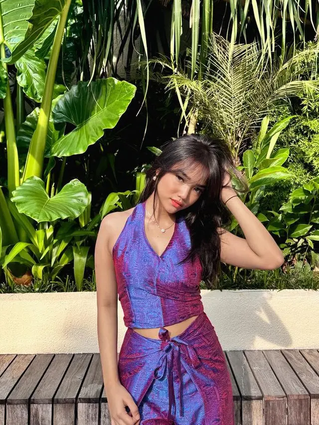 Fuji An Kenakan One Set Backless Shimmer. [@fuji_an]