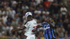 Bek AC Milan Fikayo Tomori berebut bola dengan penyerang Atalanta Duvan Zapata pada laga pekan kedua Serie A 2022/2023 di Stadion Atleti Azzurri d'Italia, Senin (22/8/2022) dini hari WIB. AC Milan hanya mampu bermain imbang 1-1 di kandang Atalanta. (Spada/LaPresse via AP)