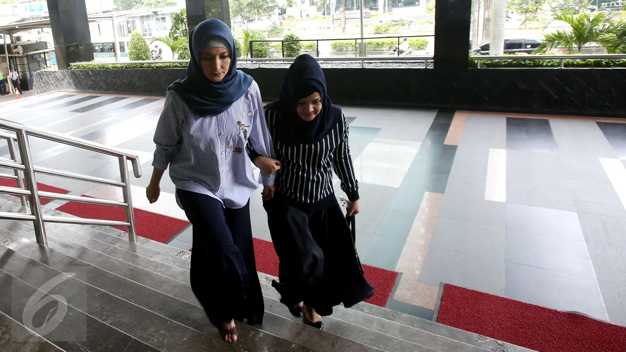 20161229-Inneke Koesherawati Datangi KPK Jenguk Suami-Jakarta