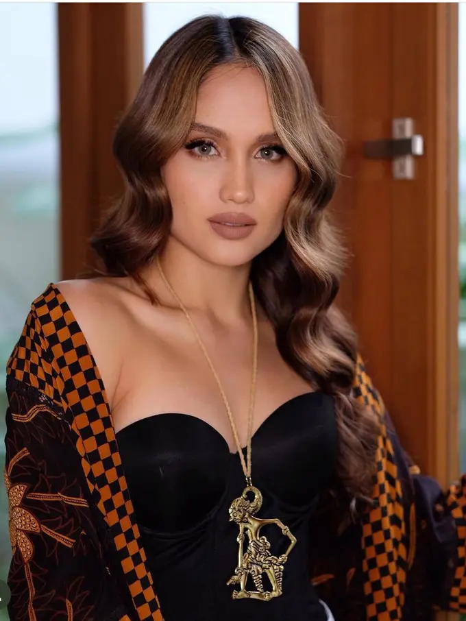 Gaya Cinta Laura Memadukan Busana Tradisional dengan Fashion Modern