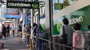 Orang-orang mengantre di depan sebuah pasar swalayan, Kota Auckland, Selandia Baru, Rabu (12/8/2020). Kota terbesar di Selandia Baru, Auckland, pada 12 Agustus 2020 kembali memberlakukan Siaga COVID-19 Level 3 selama tiga hari setelah empat kasus terkonfirmasi pada 11 Agustus 2020. (Xinhua/Wilson)