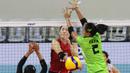Pemain Timnas voli putri Hong Kong, Pang Wing Lam (depan) melepaskan spike yang gagal dibendung pemain Indonesia, Maradanti Namira pada laga perebutan tempat ketujuh AVC Challenge Cup 2024 di Rizal Memorial Coliseum, Manila, Filipina, Rabu (29/5/2024). Hong Kong kalah 0-3 (15-25, 19-25, 20-25). (Asian Volleyball Confederation)