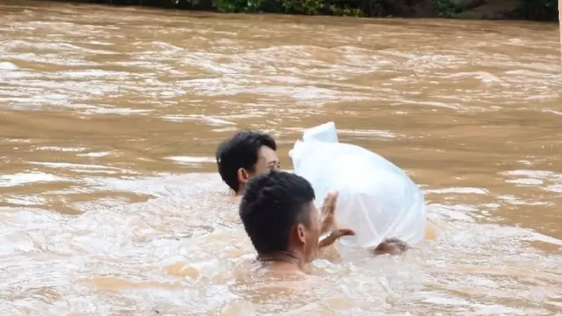 Siswa di Vietnam Seberangi Sungai dalam Kantong Plastik untuk Bersekolah