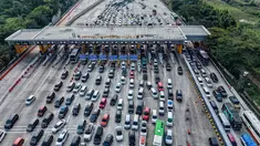 Foto udara menunjukkan kendaraan yang terjebak kemacetan di gerbang tol Cikampek Utama 2, Jawa Barat, pada Selasa 17 Maret 2026. Arus mudik Lebaran 2026 mulai menunjukkan peningkatan signifikan. (BAY ISMOYO/AFP)