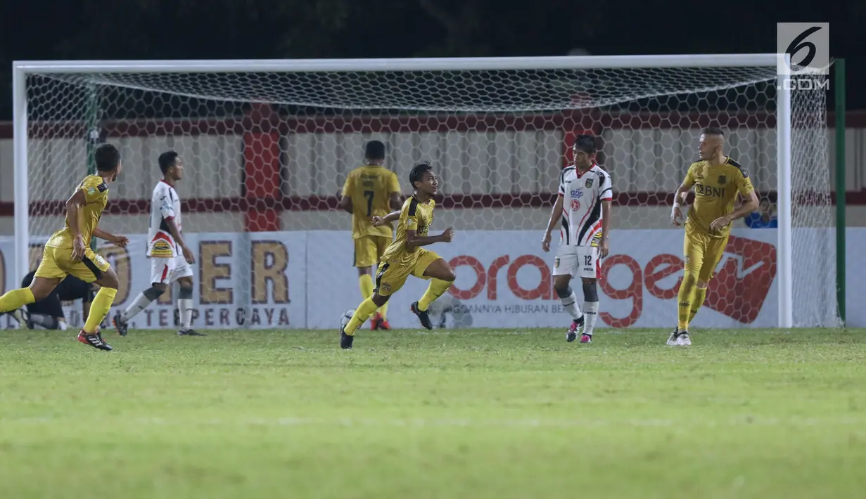 Pemain Bhayangkara FC, M Hargianto (tengah) merayakan gol ke gawang Mitra Kukar pada lanjutan Go-Jek Liga 1 Indonesia 2018 bersama Bukalapak di Stadion PTIK Jakarta, Kamis (17/5). Bhayangkara FC unggul 1-0. (Liputan6.com/Helmi Fithriansyah)