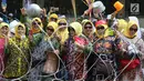 Massa Forum Umat Islam memakai daster dan membawa perabotan masak saat mengikuti 'Apel Siaga Umat untuk Pemilu Bersih, Jujur, dan Adil' di depan Kantor KPU, Jakarta, Minggu (31/3). Massa menolak segala kecurangan dalam Pemilu yang akan berlangsung 17 April mendatang. (Liputan6.com/Immanuel Antonius)