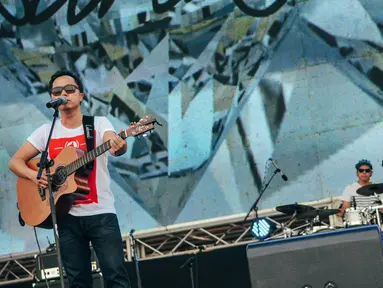 Penampilan Sandhy Sondoro pada Konser Drug Free Asia Afrika di Kawasan Monas, Jakarta, Minggu (19/4/2015). Konser dalam rangkaian KAA itu bertujuan sebagai kampanye pencegahan penyalahgunaan narkotika di kawasan Asia Afrika. (Liputan6.com/Faizal Fanani)