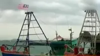 Untuk mengelabui aparat, seluruh kapal mengunakan bendera Malaysia, namun 22 anak buah kapal seluruh nya warga negara Vietnam.