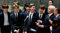 Boyband Korea Selatan, Bangtan Sonyeondan (BTS) berbicara dalam Sidang Umum Perserikatan Bangsa-Bangsa (PBB) di New York, Senin (24/9). Ini merupakan kali pertama grup K-Pop berbicara dalam Sidang Umum Tahunan PBB. (AP/Craig Ruttle)