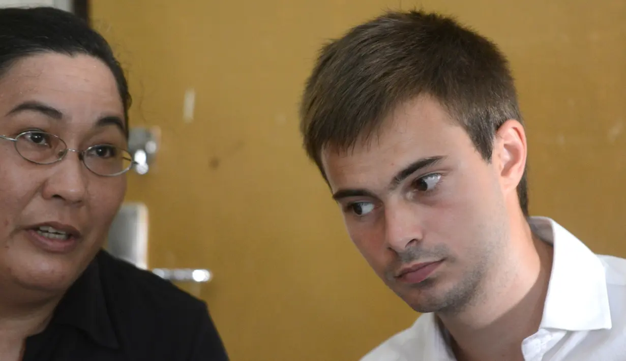 Ekspresi Antony Lambert saat menjalani persidangan di pengadilan Denpasar, Bali, Indonesia (14/9). Antony Lambert ditangkap petugas karena membawa 14 gram ganja di kopernya. (AFP Photo/Sony Tumbelaka) 