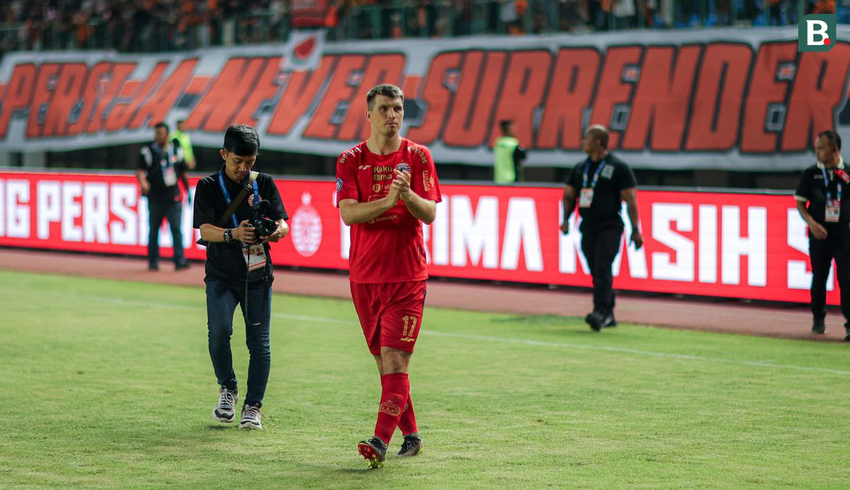 Pemain Persija Jakarta, Ondrej Kudela, memberikan rasa terima kasih kepada The Jak yang hadir di Stadion Patriot Chandra Bahaga, Bekasi setelah pertandingan melawan PSS Sleman. (Bola.com/Bagaskara Lazuardi)