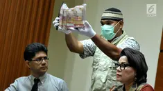 Pihak KPK menunjukan sejumlah uang barang bukti hasil Operasi Tangkap Tangan (OTT) yang melibatkan enam orang pejabat Jatim saat konfrensi pers di gedung KPK, Jakarta, Selasa (6/6). (Liputan6.com/Helmi Afandi)