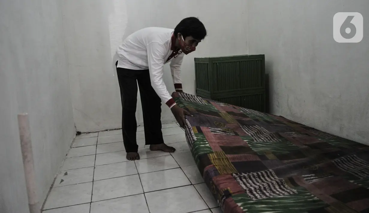 Anggota Lembaga Keswadayaan Masyarakat (LKM) merapikan kamar isolasi COVID-19 di RW 05 Kelurahan Kuningan Barat, Jakarta, Kamis (27/8/2020). Dari 16 kamar indekos, 4 di antaranya dijadikan sebagai ruang isolasi yang telah disterilisasi. (merdeka.com/Iqbal S. Nugroho)
