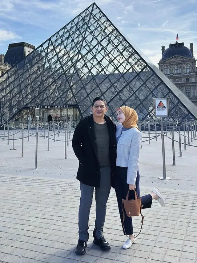Gaya Adelia Pasha Liburan di Paris Bersama Suami saat Ramadan. [@adeliapasha]