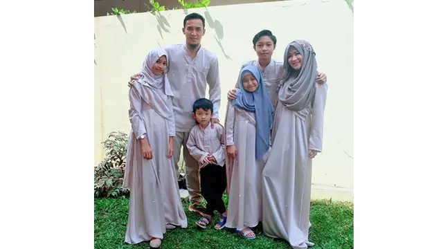 6 Momen Kiesha Alvaro Pakai Baju Couple dengan Okie Agustina, Selalu Kompak